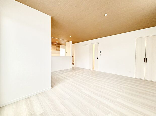 家族の笑顔が自然と生まれてくる、そんな雰囲気のダイニングに仕上がっています