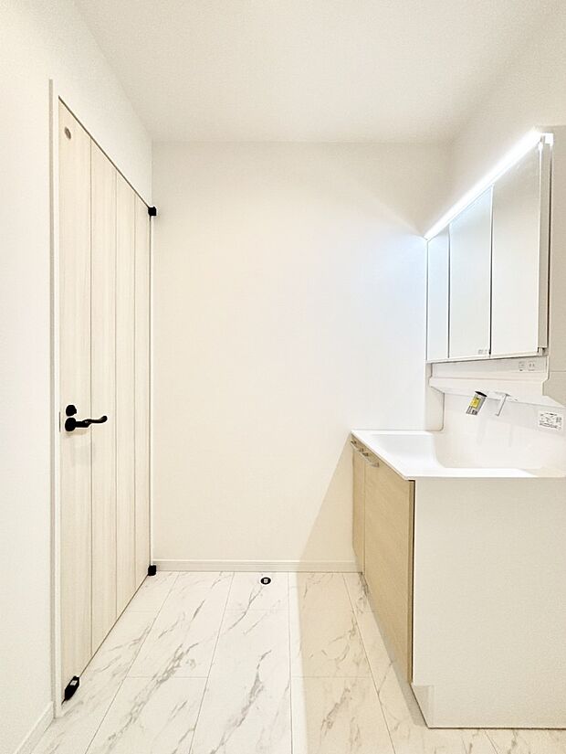 清潔感のある快適空間です。毎日の身支度も気持ち良くお使い頂けます。