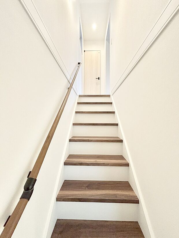 安全性を考慮し階段には手すりを設置しています