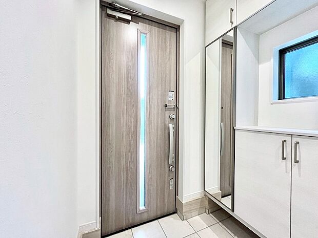 飾り棚を利用して、お越しいただくお客様をおもてなしできます。