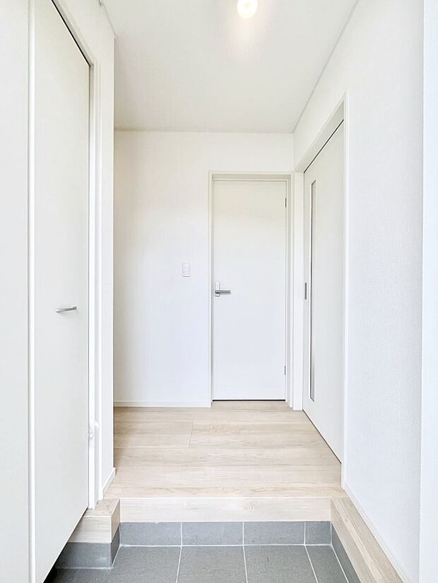 家族の帰宅やお客様をあたたかく迎える玄関  