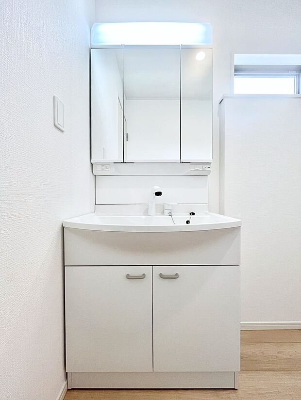 大きく見やすい三面鏡で清潔感ある洗面台は、身だしなみチェックや肌のお手入れにおすすめです。 
