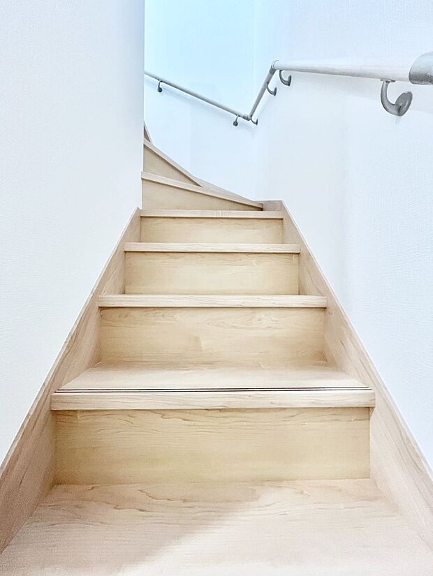 安全性を考慮し階段には手すりを設置しています