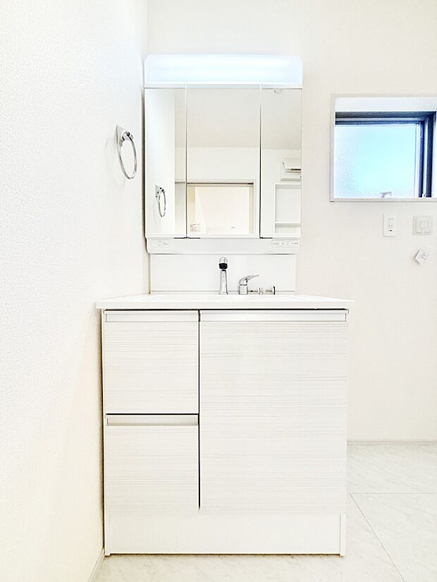 三面鏡キャビネット・シャワー付き洗面化粧台で忙しい朝の身支度もスムーズに!