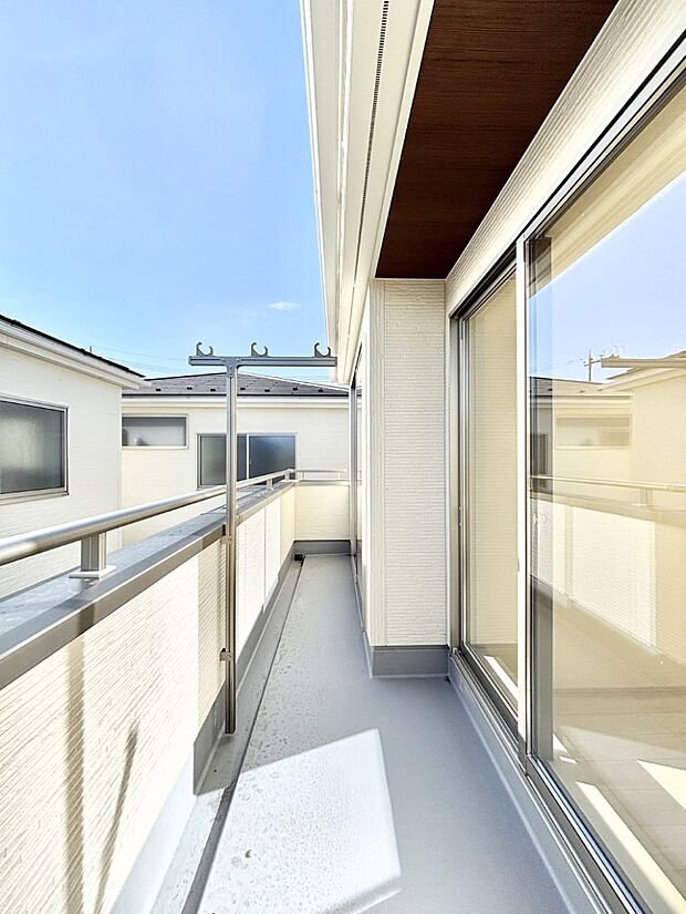 暖かな陽光が降り注ぐバルコニーはお洗濯におすすめ。爽やかな風も心地よいです。 