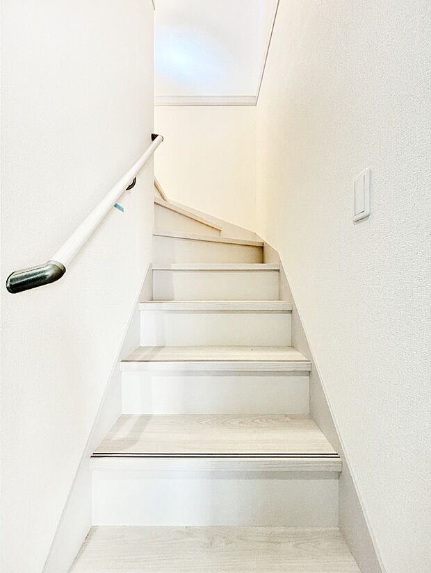 小さなお子様やご年配の方に嬉しい配慮!階段には手摺付きです。