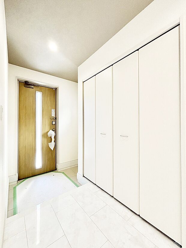 ガラススリットの入った玄関ドアが室内に光を届けてくれます