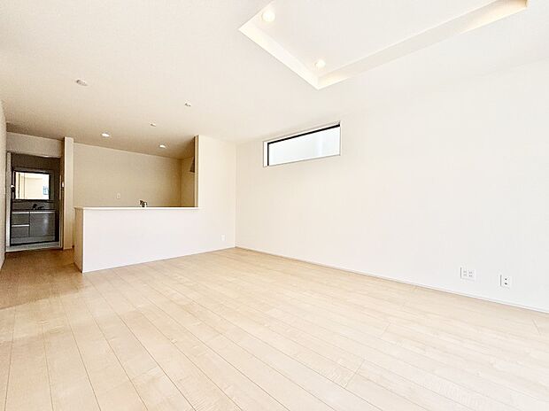 ご家族の賑やかな話し声で包まれる明るいリビング