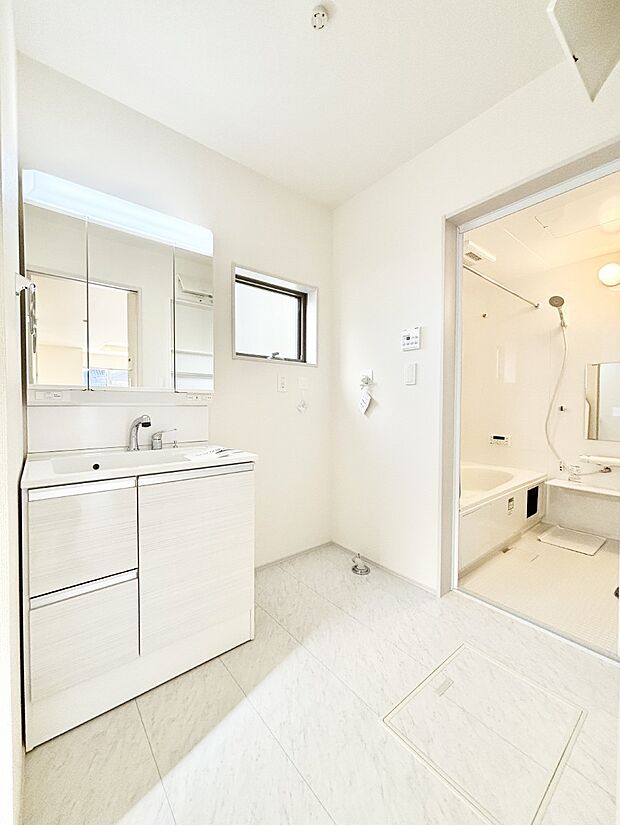 清潔感ある洗面化粧室で朝の身支度も快適