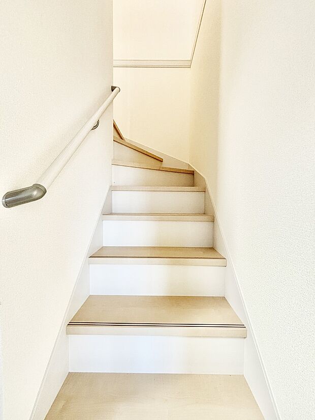 階段は手すり付きなので小さなお子さまやご高齢の方も安心です