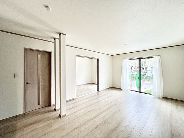 大きな窓からたっぷりの陽光と風を感じられるリビング