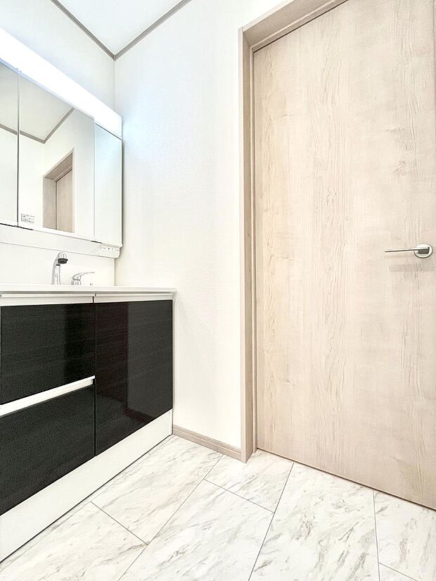 明るい洗面所は毎朝の身支度も楽しくできちゃいそうです。