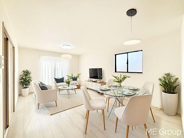 ご家族の賑やかな話し声で包まれる明るいリビング ※家具はCGです