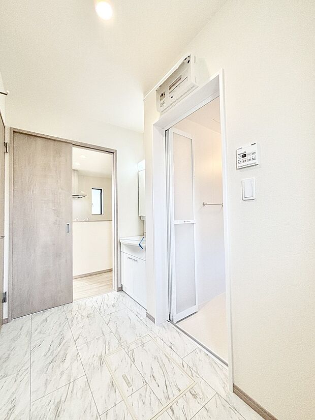 清潔感ある洗面化粧室で朝の身支度も快適