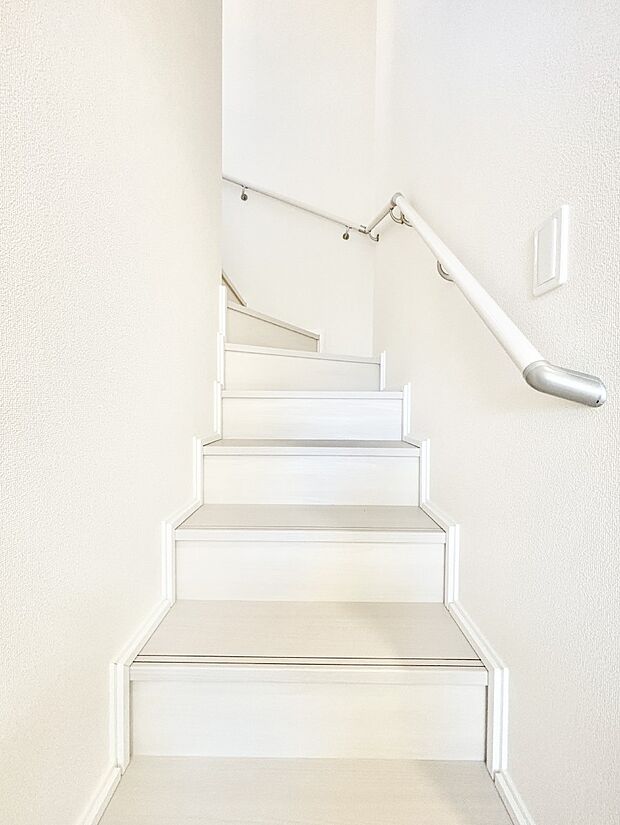 安全性を考慮し階段には手すりを設置しています