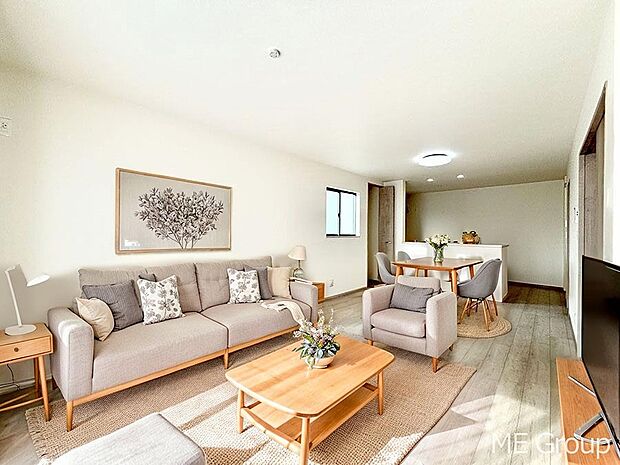 ご家族の賑やかな話し声で包まれる明るいリビング  ※家具はCGです