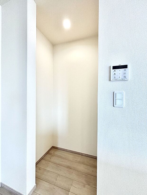 キッチンにはパントリー！食材のストックはもちろん、日用品の収納など使い方はいろいろ！