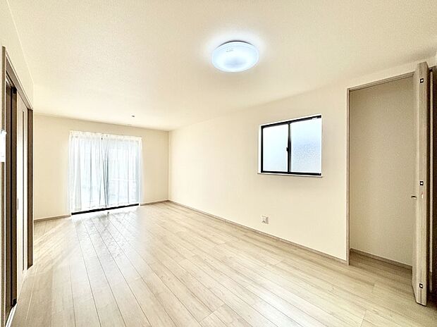 大きな窓からたっぷりの陽光と風を感じられるリビング  