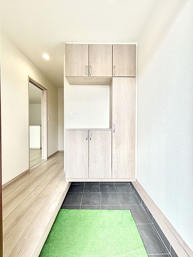 家族の帰宅やお客様をあたたかく迎える玄関  