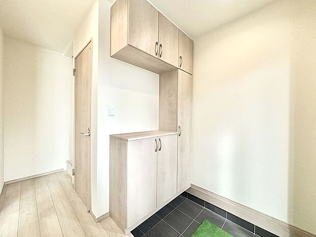 たっぷり収納できるシューズボックスで家族全員の靴も、玄関すっきり。  