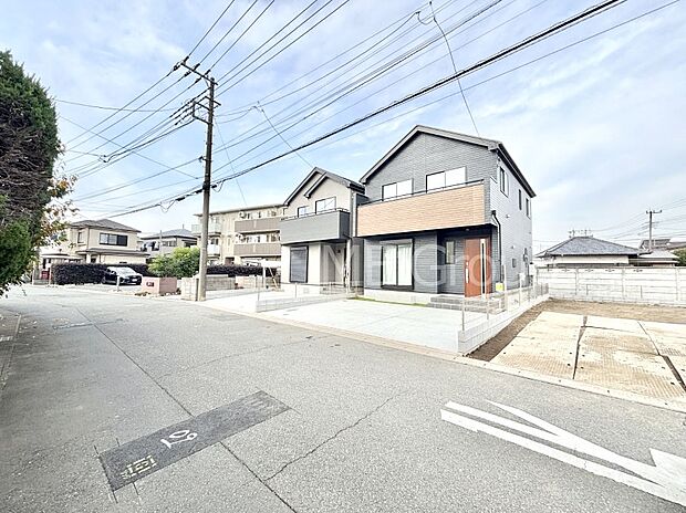 前面道路はきちんと整備されています  