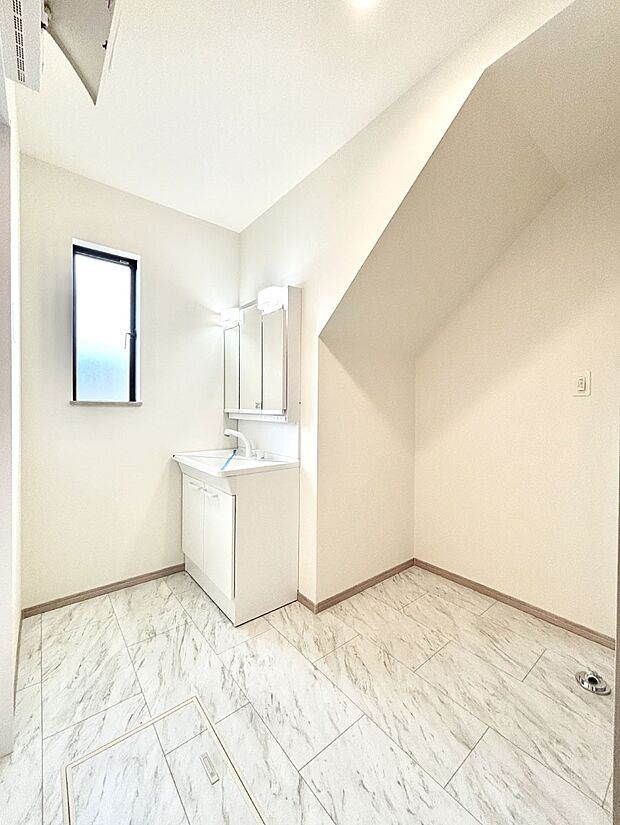 清潔感のある快適空間です。毎日の身支度も気持ち良くお使い頂けます。 