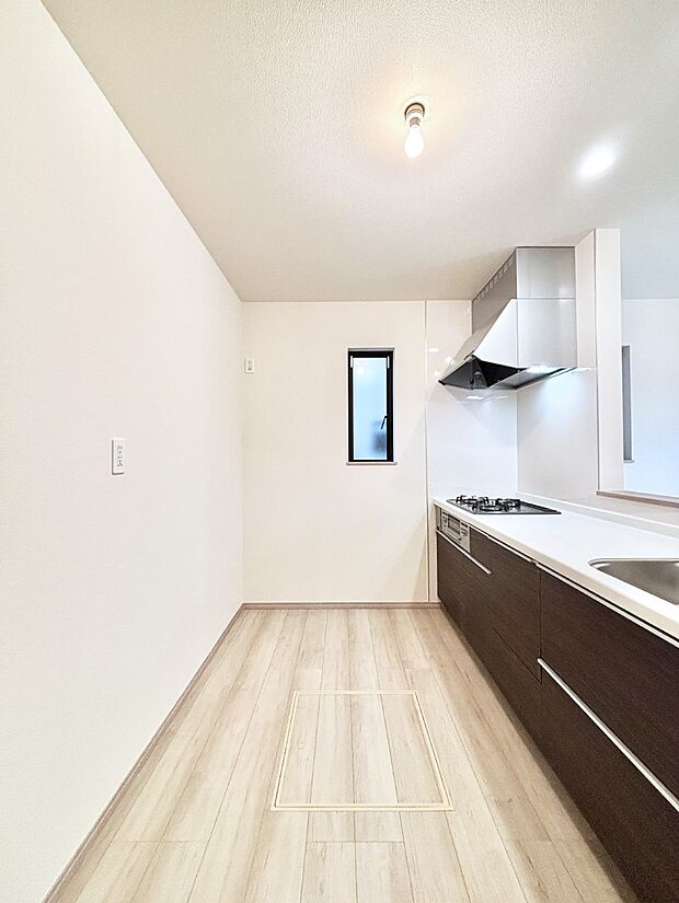 爽やかな風が通り抜けるキッチン。窓があるので明るく換気にも役立ちます。