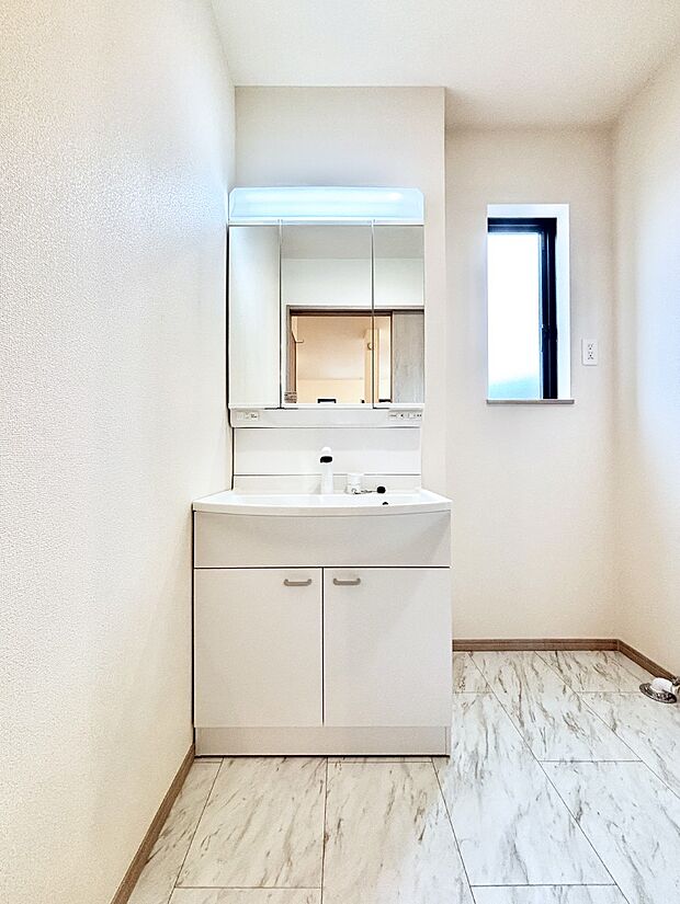 大きく見やすい三面鏡で清潔感ある洗面台は、身だしなみチェックや肌のお手入れにおすすめです。 