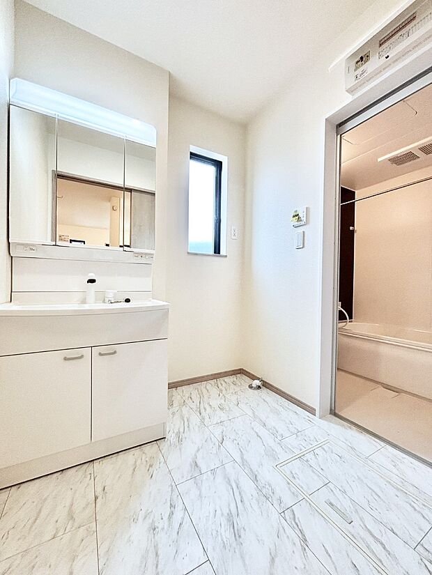 小窓がついているので湿気の多い場所でも換気が十分行えます。毎日の身支度を気持ち良く!