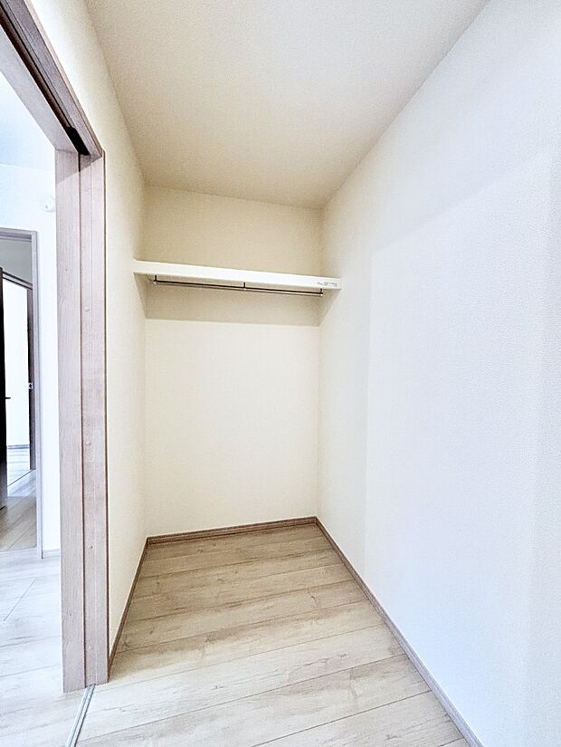 ウォークインクローゼット付きで生活空間を広く利用できます。