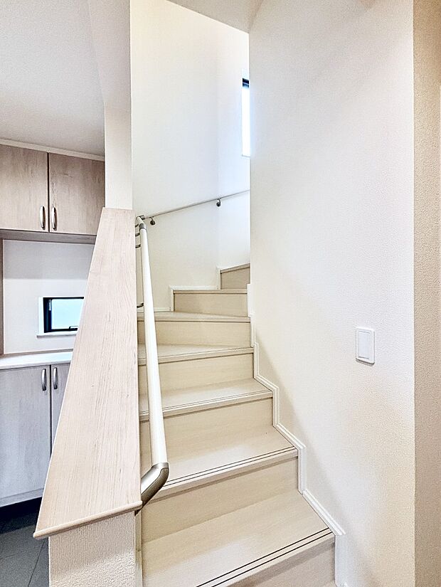 階段は手すり付きなので小さなお子さまやご高齢の方も安心です