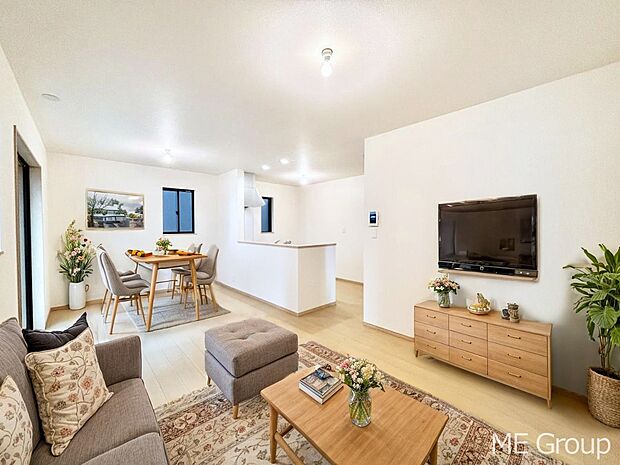 落ち着いた雰囲気のLDKは家族みんなの快適空間※家具はCGです