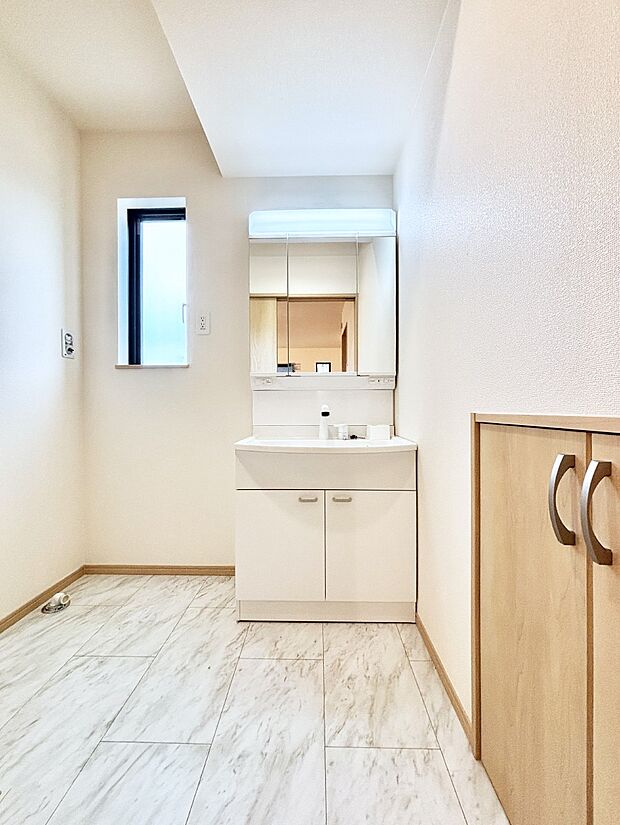 大きく見やすい三面鏡で清潔感ある洗面台は、身だしなみチェックや肌のお手入れにおすすめです。