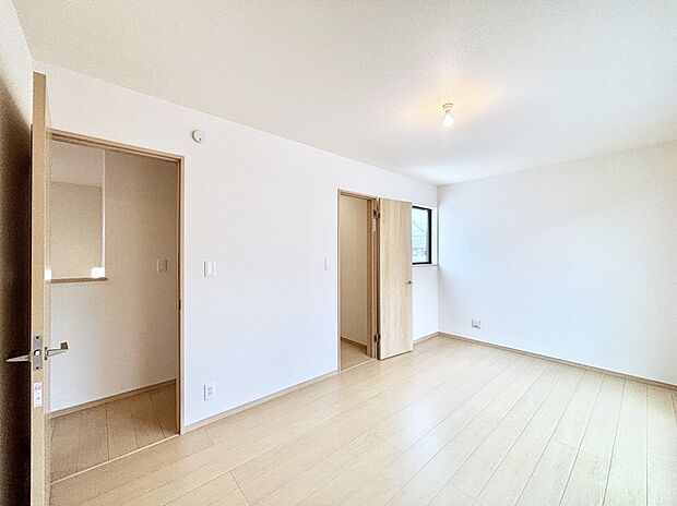 ウォークインクローゼットがあるお部屋!季節ごとの入れ替えも不要で便利です。