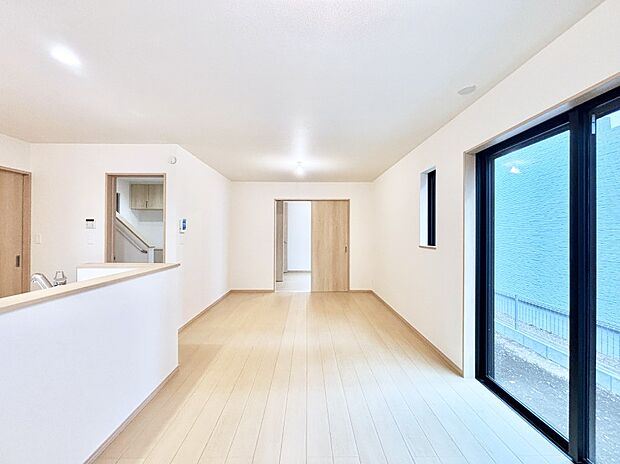 大きな窓からたっぷりの陽光と風を感じられるリビング