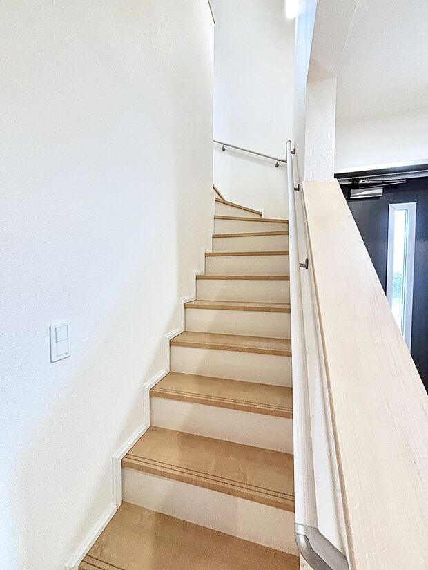 階段は手すり付きなので小さなお子さまやご高齢の方も安心です