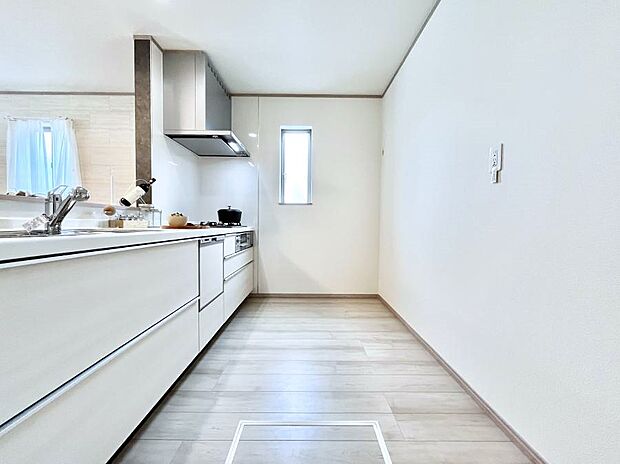 爽やかな風が通り抜けるキッチン。窓があるので明るく換気にも役立ちます。