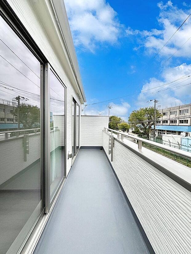 ゆったりバルコニーだから沢山お洗濯ものを干せます。