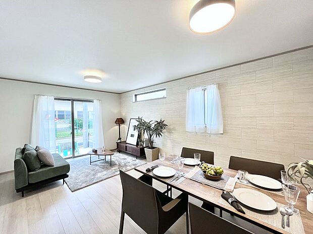 家族の笑顔が自然と生まれてくる、そんな雰囲気のダイニングに仕上がっています。