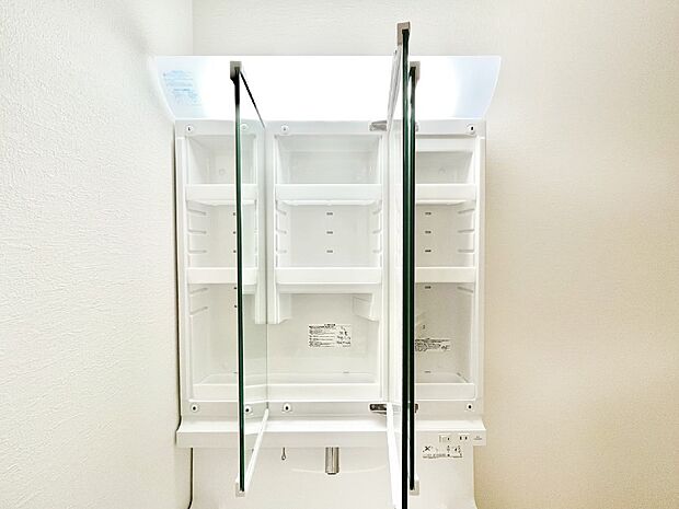 三面鏡の裏に、化粧品や衛生用品などを収納可能。洗面台をすっきりと保ちます！  
