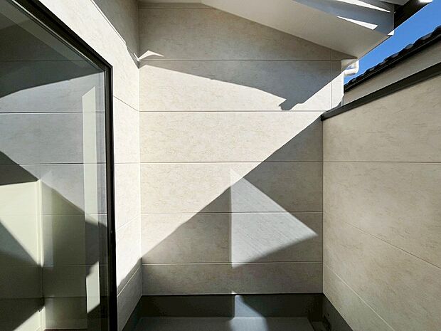 暖かな陽光が降り注ぐバルコニーはお洗濯におすすめ。爽やかな風も心地よいです。