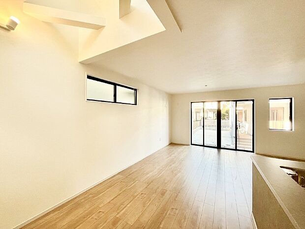 家族の笑顔が自然と生まれてくる、そんな雰囲気のダイニングに仕上がっています。