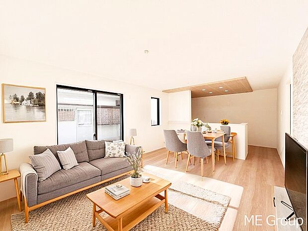 落ち着いた雰囲気のLDKは家族みんなの快適空間※家具はCGです