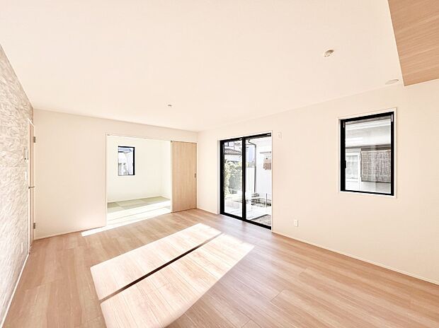 大きな窓からたっぷりの陽光と風を感じられるリビング