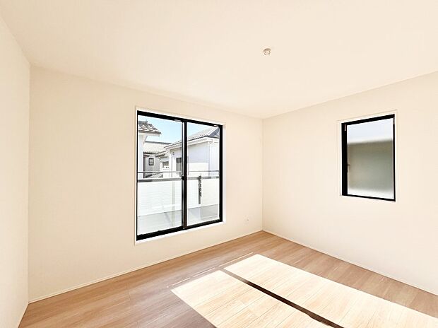 バルコニーが開放感をプラスしてくれる洋室