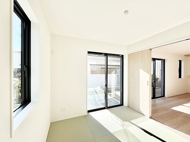 リビング隣接の和室は毎日の暮らしに癒しと安らぎをもたらしてくれます