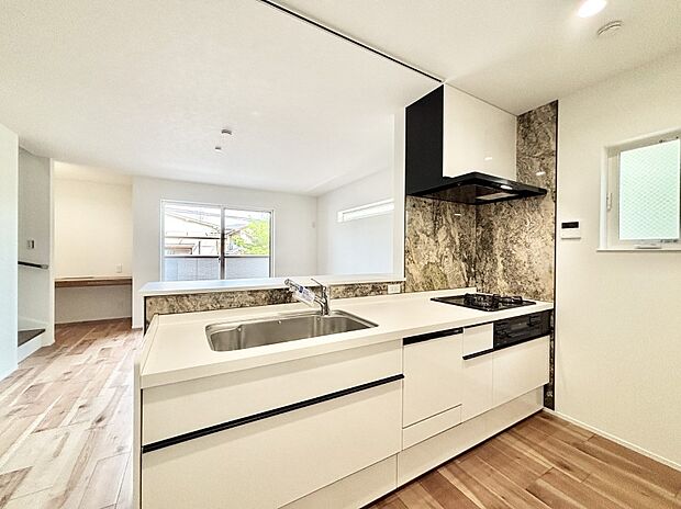 爽やかな風が通り抜けるキッチン。窓があるので明るく換気にも役立ちます。    