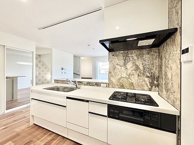 料理をしながらご家族との会話を楽しめる対面カウンターキッチン    