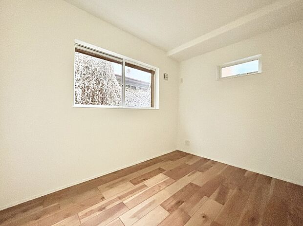 窓からのやさしい光が心地よいプライベートルーム    