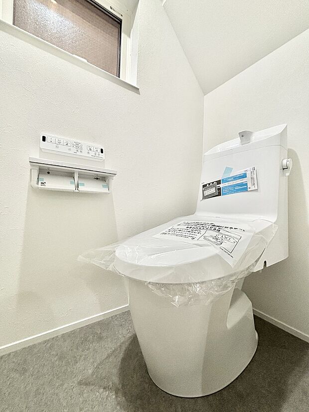 明るく清潔感のあるトイレです。   